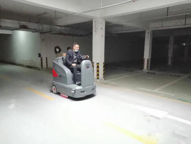衡水小区物业保洁不用人力改用驾驶式洗地机了